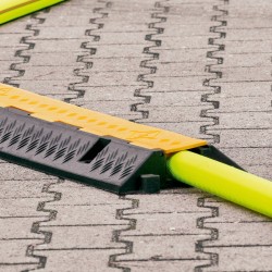 1 Stück C-Schlauchbrücke 1 Kanal mit Deckel aus Kunststoff schwarz/gelb 1000 mm x 260 mm x 70 mm