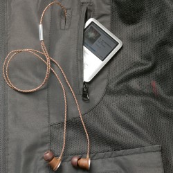 1 Stück ELYSEE Softshell-Jacke mit Kapuze aus hochwertigem Material in Schwarz/Rot